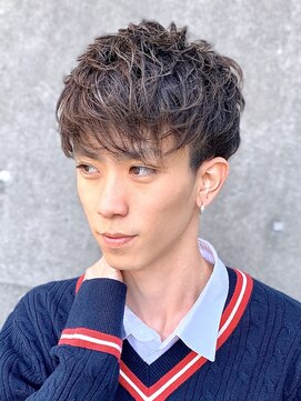 フランクスバーバー アンド ビアークラブ(FRANK'S BARBER and BEER CLUB) くせ毛風パーマショートレイヤーフェザーマッシュツーブロックR