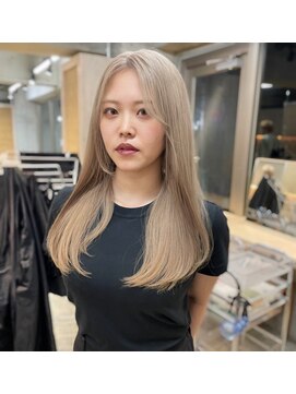 サンク 原宿 表参道(cinq) ブリーチカラーミルクティーベージュインナーカラー20代