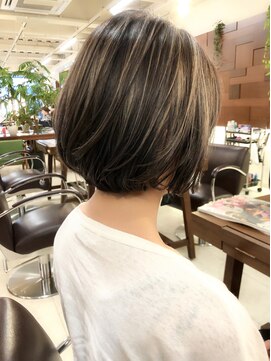 キアラ(Kchiara) 前下がり切りっぱなしハイライトボブkchiara天神川野直人