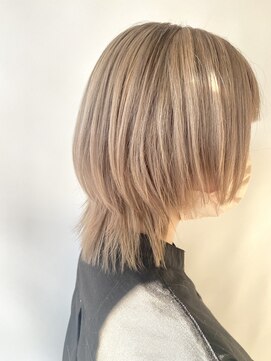ヘアデザイン ファブロ(hair design FABRO.) － ウルフカット × シアーミルクティーベージュ －