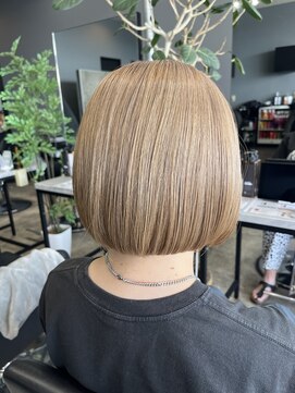 グリッター(GLITTER) 前下がりボブ　ハイトーンベージュ
