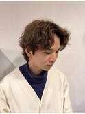 アンニュイな毛流れの色気漂うセンターパート×スパイラル