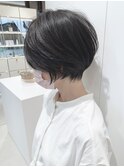 大人黒髪ハンサムショートボブ前髪なし2022年人気髪型