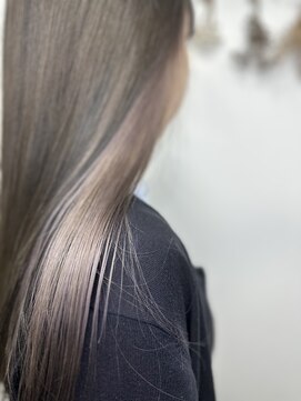 ジウ 上通り(JIU) 20代30代小顔ゆるロングシルバーベージュ