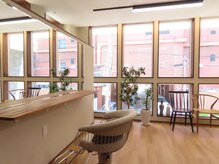 大きな鏡と大きな窓で開放的。ブラインドでプライベート空間も。