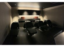 シャンプーブース・他の空間とは隔離しこだわりのある２種類のシャンプー台でくつろいでいただけます