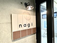 ナギ(nagi)の雰囲気（入り口のサイン）