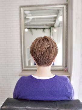 プレジール (Plaisir) 30代40代50代60代 明るい白髪染め 刈り上げベリーショート