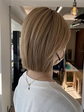 ヒビヲ(HIBIO) 横浜ハイトーン切りっぱなしボブミルクティーピンクベージュ30代