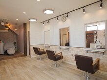 アミティー(Amity)の雰囲気（白を基調にした店内でくつろぎの時間を♪）