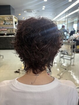 シャンプーボーイエイムス(SHAMPOO BOY aims) クセを活かしたパーマをかけたようなショートウルフ