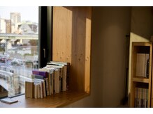 リバービュー席で雑誌やドリンクを飲みながらカフェ気分