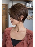 大人女性の品よくまとまるショート
