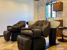 ヒトツ(hitotsu)の雰囲気(フルフラッドの贅沢なシャンプー台となっております。)