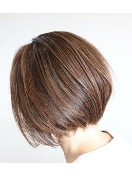 ウィスカーヘアー(whisker hair) ショートボブ　立体感ハイライトベージュ