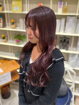 ドレス(Dress) 風を纏うような動き。魅力を引き出す巻き髪ロング
