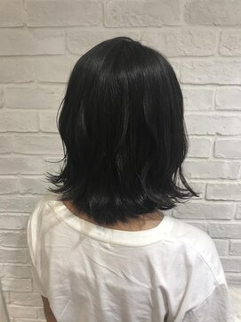 コム(com by neolive) 切りっぱなし外ハネミディ