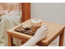 サロンドオクシー(Salon de OXY)の雰囲気（隣のエスニカのメニューで施術中にカフェ時間も味わえます！）