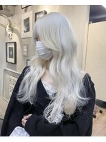 ジーナ オモテサンドウ(XENA) ホワイトブロンド×顔周りレイヤー(表参道)