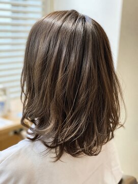 ウイバイファースト(u'i by first) 自然なツヤ感が魅力の大人ミディアムスタイル