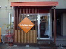 ヘアワークコムコム(hair work COMCOM)の雰囲気(オレンジの看板と屋根が目印です)