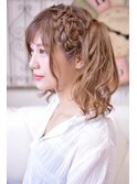 セミロングの編みこみツインテール【メイズ東中野・鍛原志行】