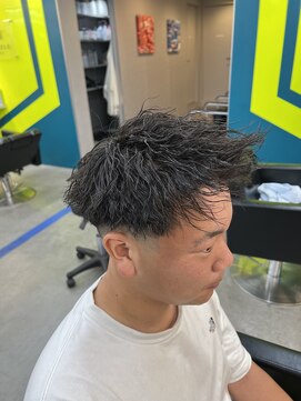 ダズルヘアラッシュ(DAZZLE hair RUSH) ~スキンフェード×ツイストパーマ~