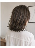 白髪ぼかしハイライト×外ハネミディボブ