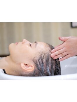 認定資格者のみが施術できるGLOW独自の小顔整頭術☆骨格バランスを整え育毛促進効果など美容効果も！