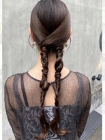 タイトツインローポニー　結婚式　ヘアアレンジ　お呼ばれ