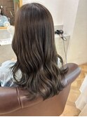 オリーブアッシュカラーとローレイヤースタイル