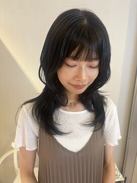 アム(amu) ミディアムレイヤー／フェイクブラック/くびれヘア