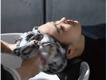 ウルー 自由が丘店(uruu)の写真/シャンプーをサロンで行う新習慣！《uruu》であなただけのオーダーメイドのシャンプーを体験しませんか♪