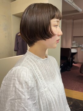 メク(meku) 前上がりショート/オン眉/明るめベージュ/顔まわりカット/関内
