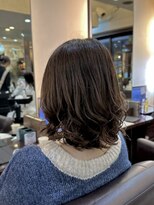 キャラ 池袋本店(CHARA)&nbsp;グラデーション履歴のミディアムヘアにコテ巻き風パーマ【貴也】