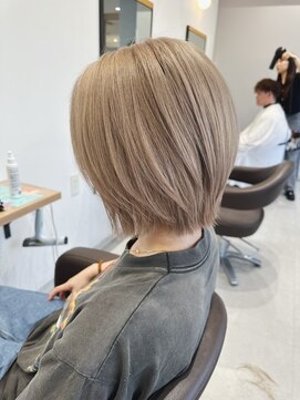 エン(eNN) ダブルカラー・ヘーゼルミルクティ・ショートボブレイヤー