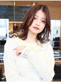 大人可愛いくびれミディアム／顔周りレイヤー／暖色ブラウン