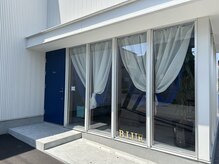 ブルー(blue)の雰囲気（住宅街に現れる青い扉の美容室）