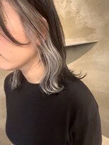 コティナ(cotina.)&nbsp;インナーカラーシルバーカラーブリーチボブ外ハネ