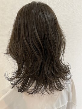 カーイ(Kkaaai powered by Ari gate) ウルフカットくびれヘア大人可愛いカーキアッシュ甲斐ジュンヤ