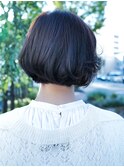 顔まわりのレイヤーがポイントの前下がりボブヘアー