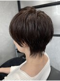 艶感ブラウンの丸みショートウルフヘア