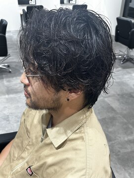 ヒュイル バイ ニアウ(Hwyl by Niau) メンズウルフシャドウパーマスパイラルパーマセンターパート