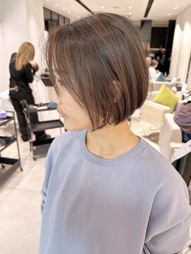 ステア ケース(stair case) 大人前下がり丸みショートボブ耳かけハイライト