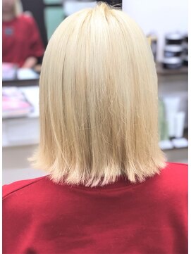 シャルティア 岩国(SHALLTIA) ブロンドヘア/ハイトーン/切りっぱなし