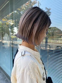 白髪を暗く染めるのではなく明るくぼかすという考え方で、大人女性に似合うカラーをご提案します♪