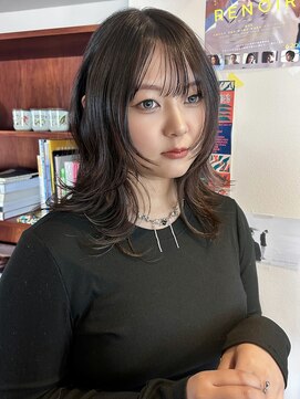 重さと軽さのバランスが◎ 顔まわりレイヤーのハッシュカット