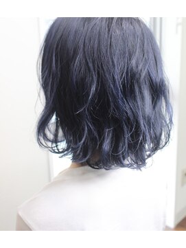 ジウ 上通り(JIU) 暗髪ダークコバルトブルー_ナチュラルボブ_無造作カール_立体感