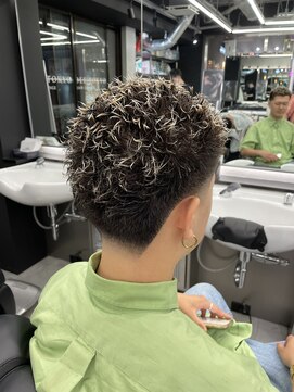 ザ フェイダーズ(The Faderz) 束感ツーブロックマッシュスキンフェード波巻きハイライト高円寺