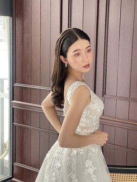 エリリーム(mlilym) ウェーブヘア、ヌーディーメイク